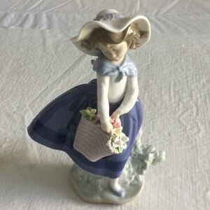 LLadro figurine called Pretty Picking made in 1984 very pretty piece.